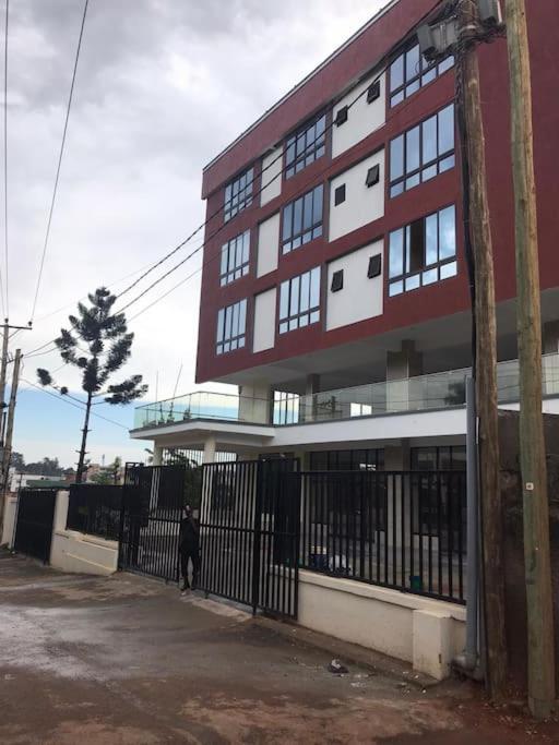 Spacious In A Modern High-security Building With Lift Access Includes Free Parking In Muyenga Appartement